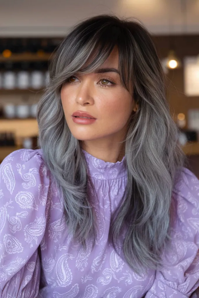 Lange Schichten mit seitlichem Pony für sanfte Bewegung und Eleganz, die das Gesicht umrahmt' title=