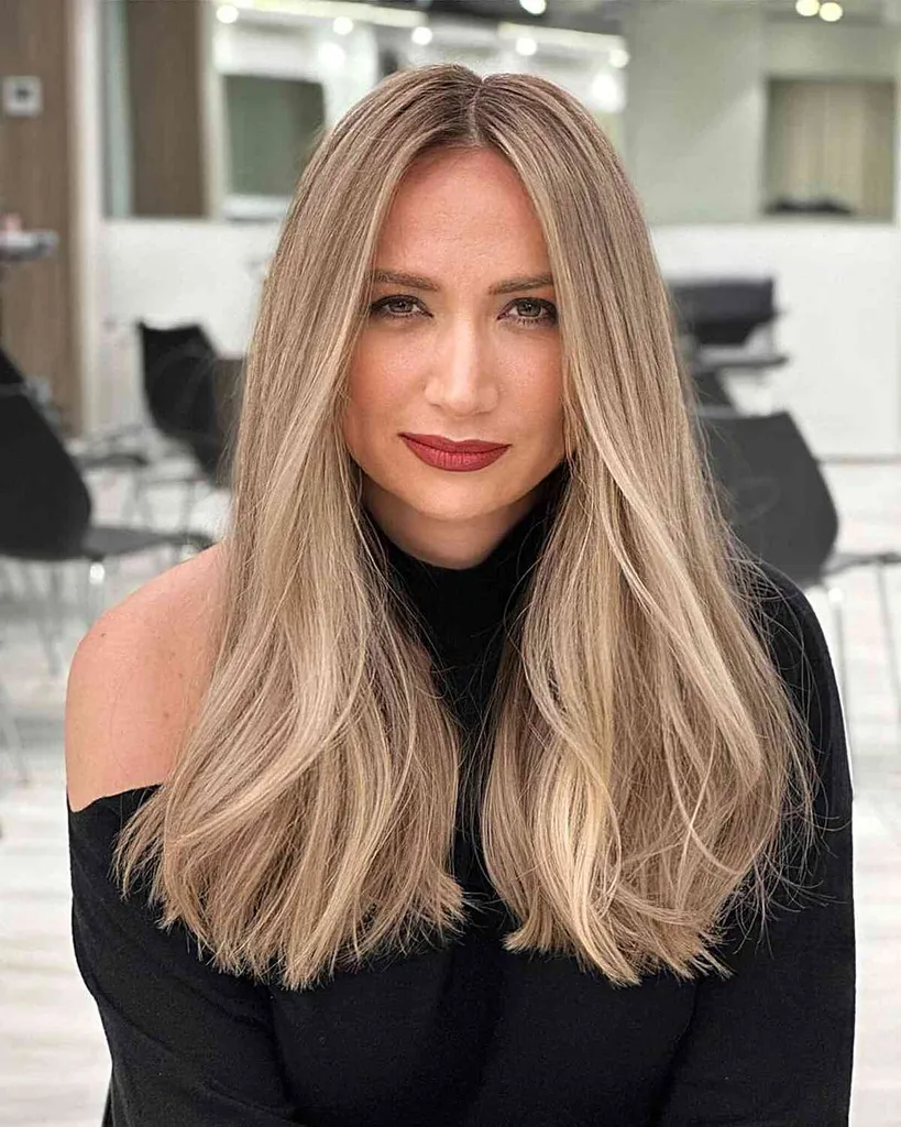 Lång trubbig blond balayage med en mittdel för kvinnor med långt blont hår' title=