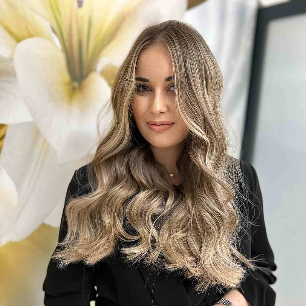 Långt blont balayage-hår med trubbiga strukturerade toppar' title=