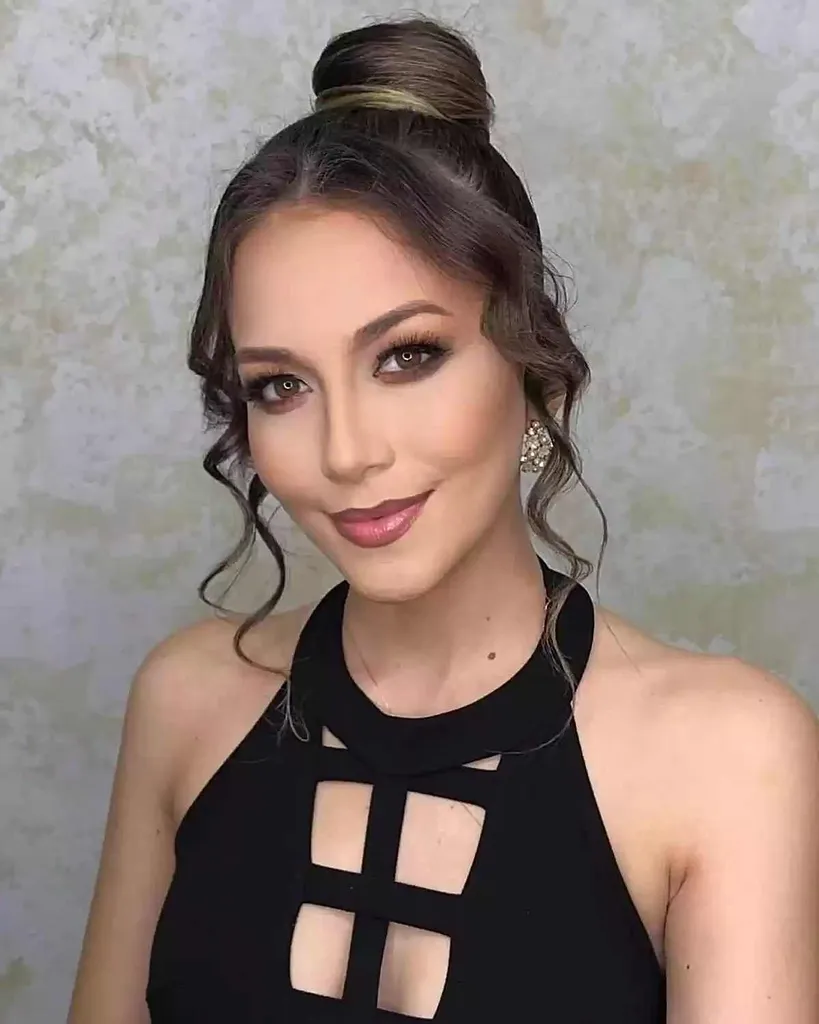 שיער ארוך עם קשר עליון' title=