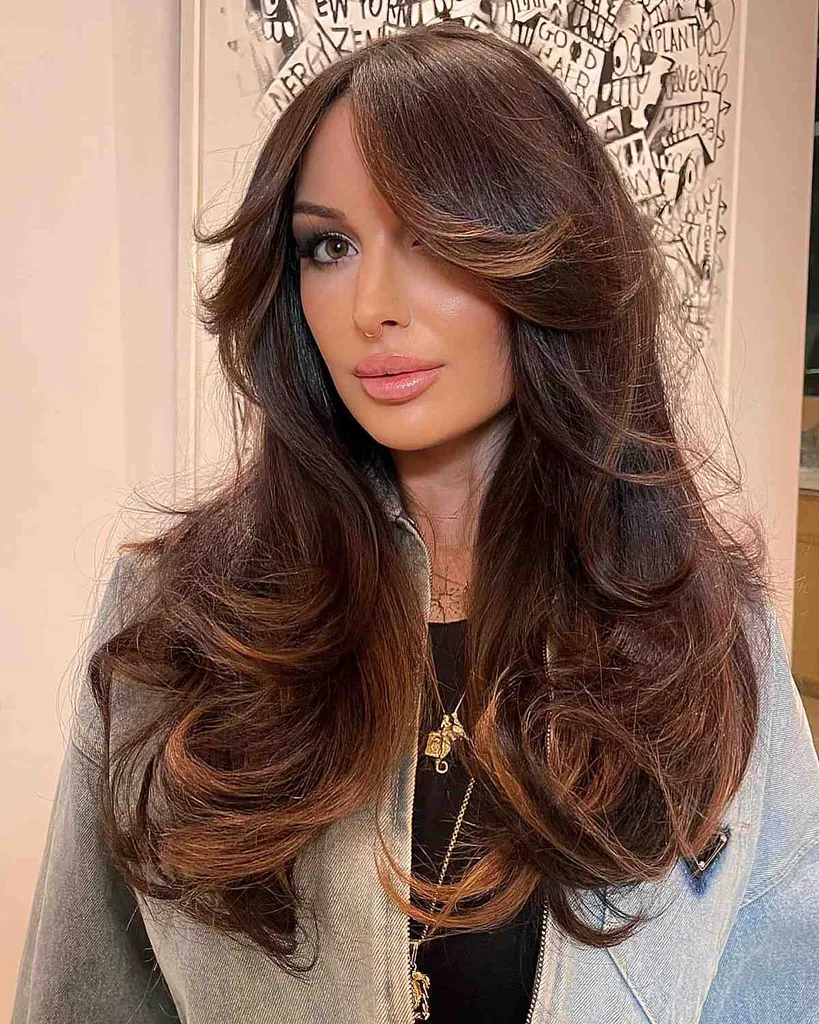 앞부분이 짧은 긴 머리' title=