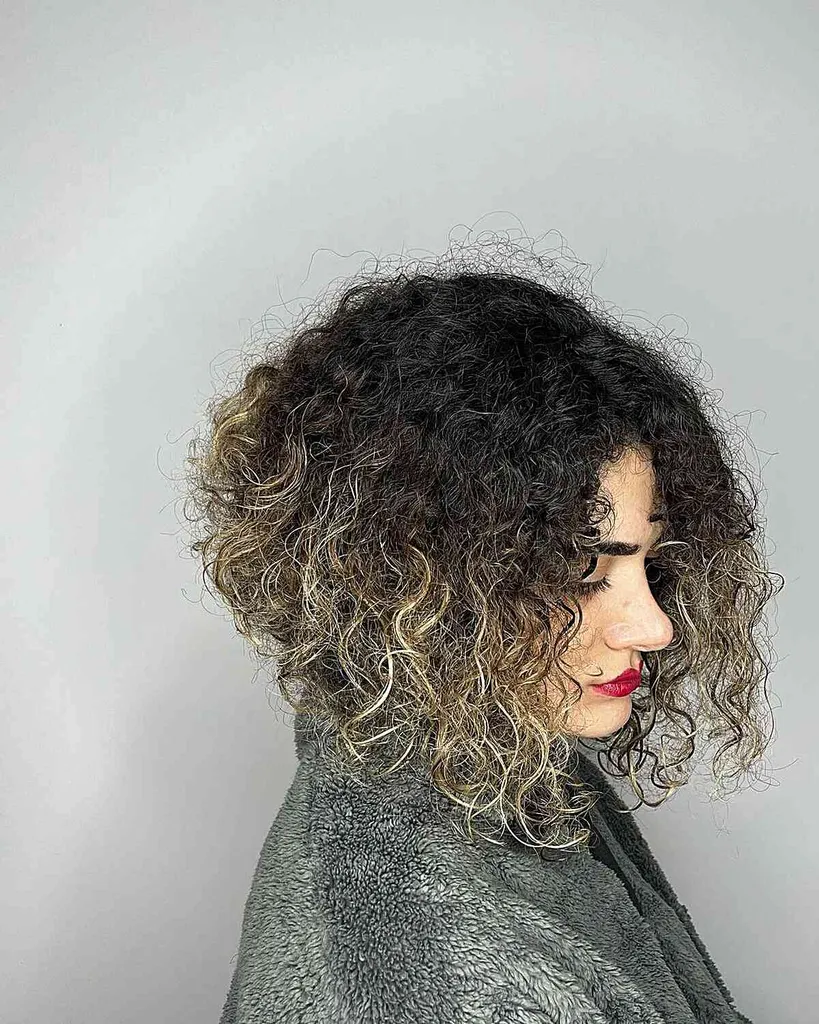 Dlouhý kudrnatý Bob účes' title=