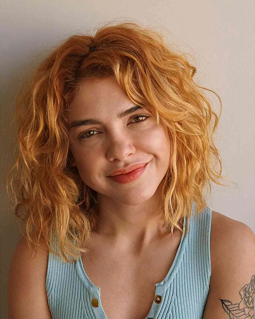 Střih Pretty Loose Curls on a Long Bob pro ženy s přirozeně kudrnatými vlasy' title=