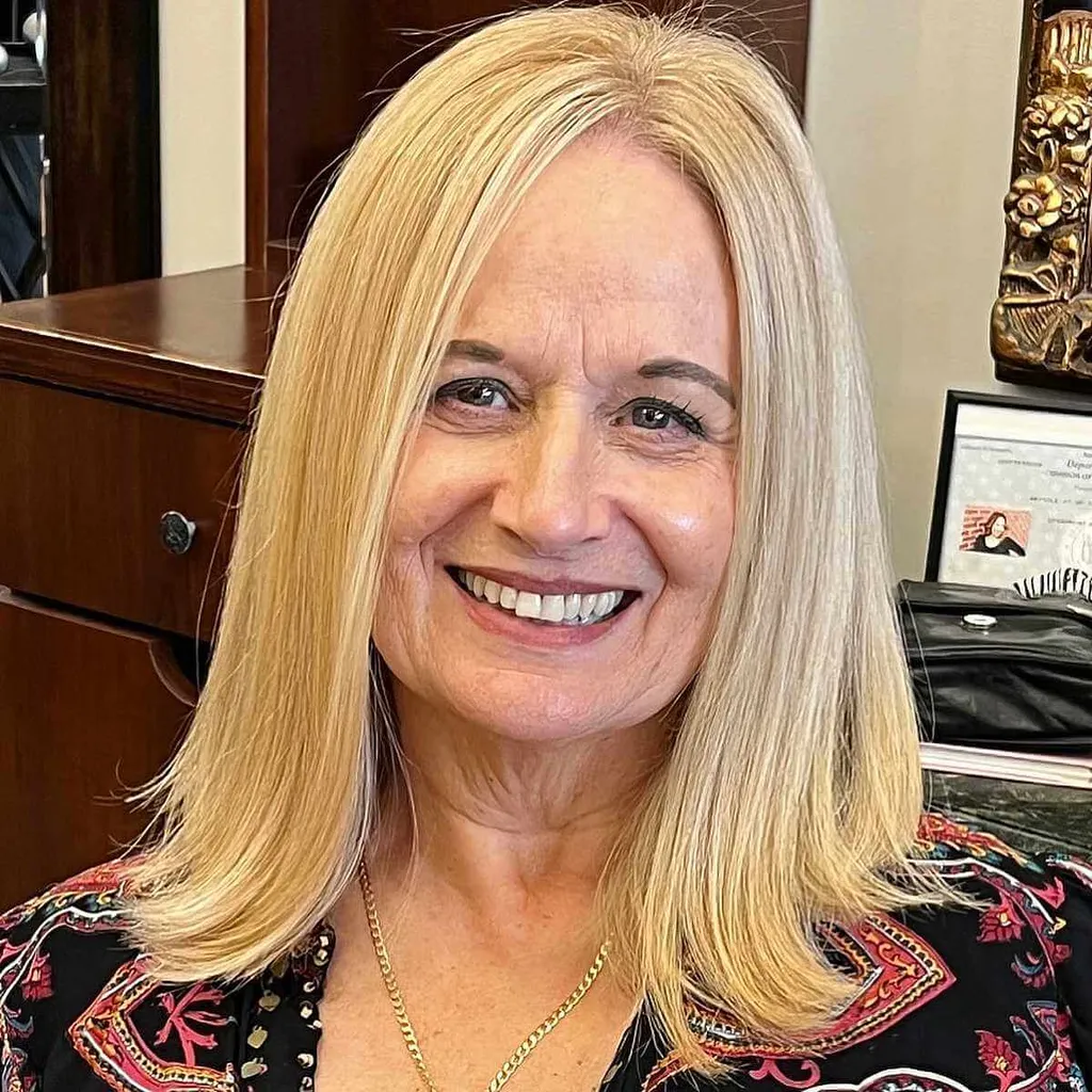 Blond lagdelt lobb for rett hår' title=