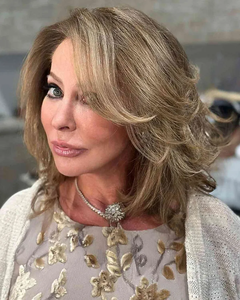 Lagdelt lang bob med flytende frynser' title=