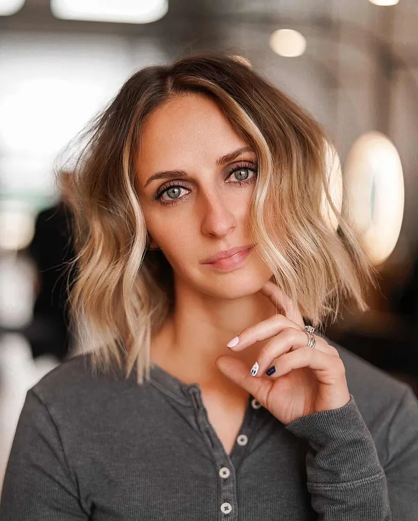 hakkete lagdelte lobbfrisyre' title=