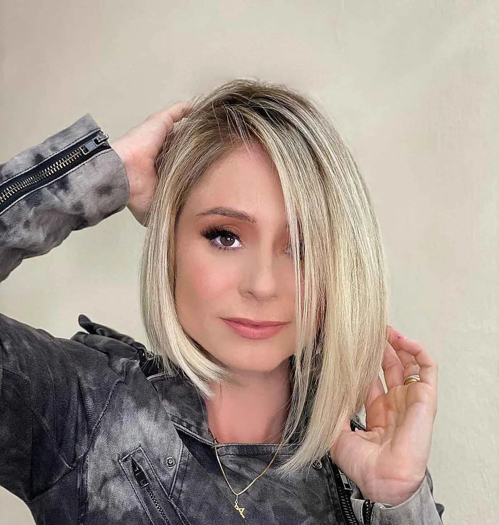 Stilig lagdelt asymmetrisk lang bob' title=