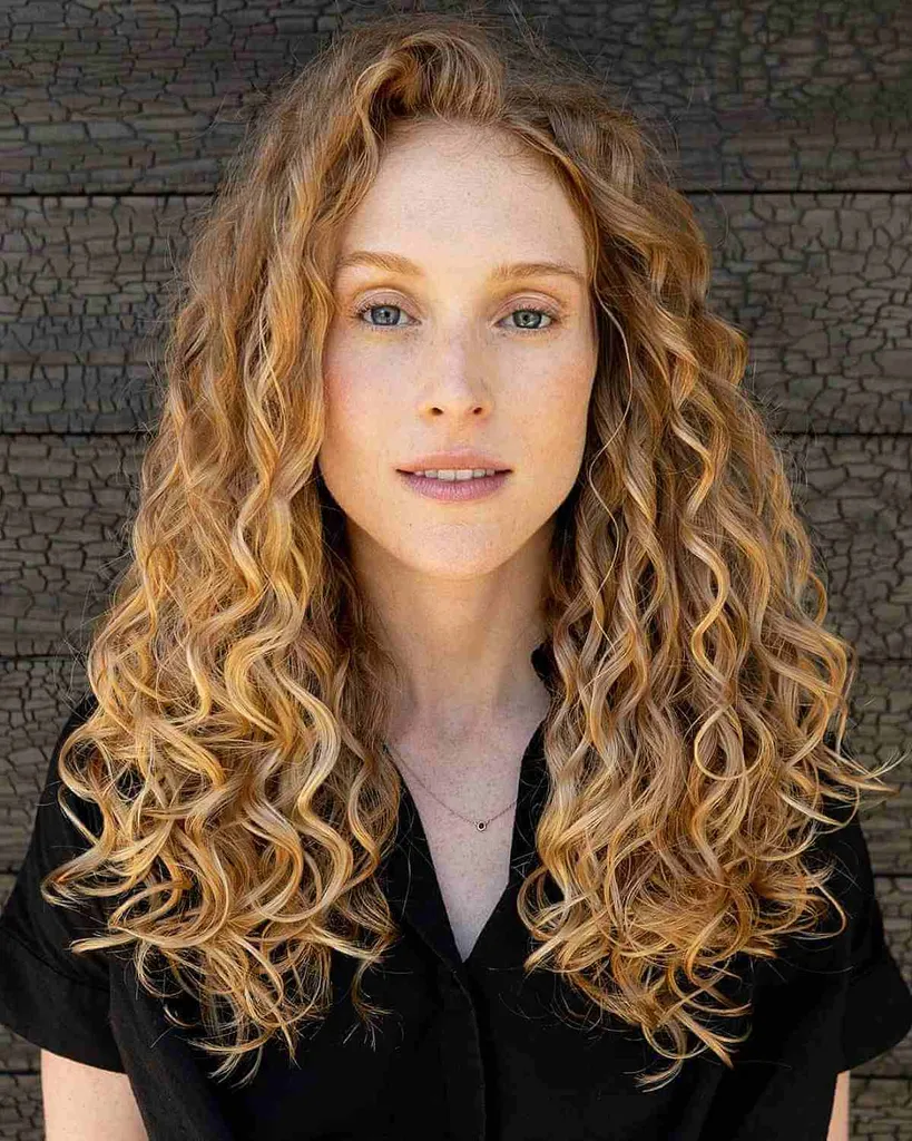 長い太い髪のためのフェミニンなパーマ' title=