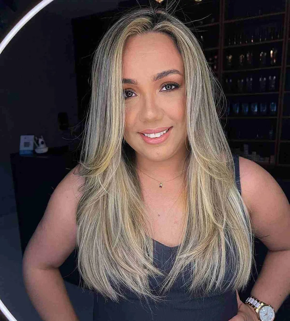 Precioso balayage rubio con capas que enmarcan el rostro en cabello largo' title=