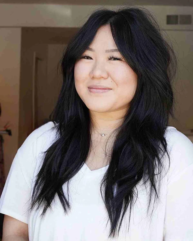 Cabello negro azabache afeitado con capas para rostros completos' title=