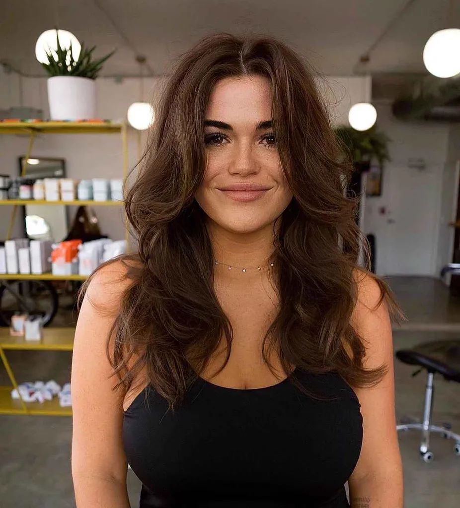 Capas que enmarcan el rostro para mujeres con papada' title=