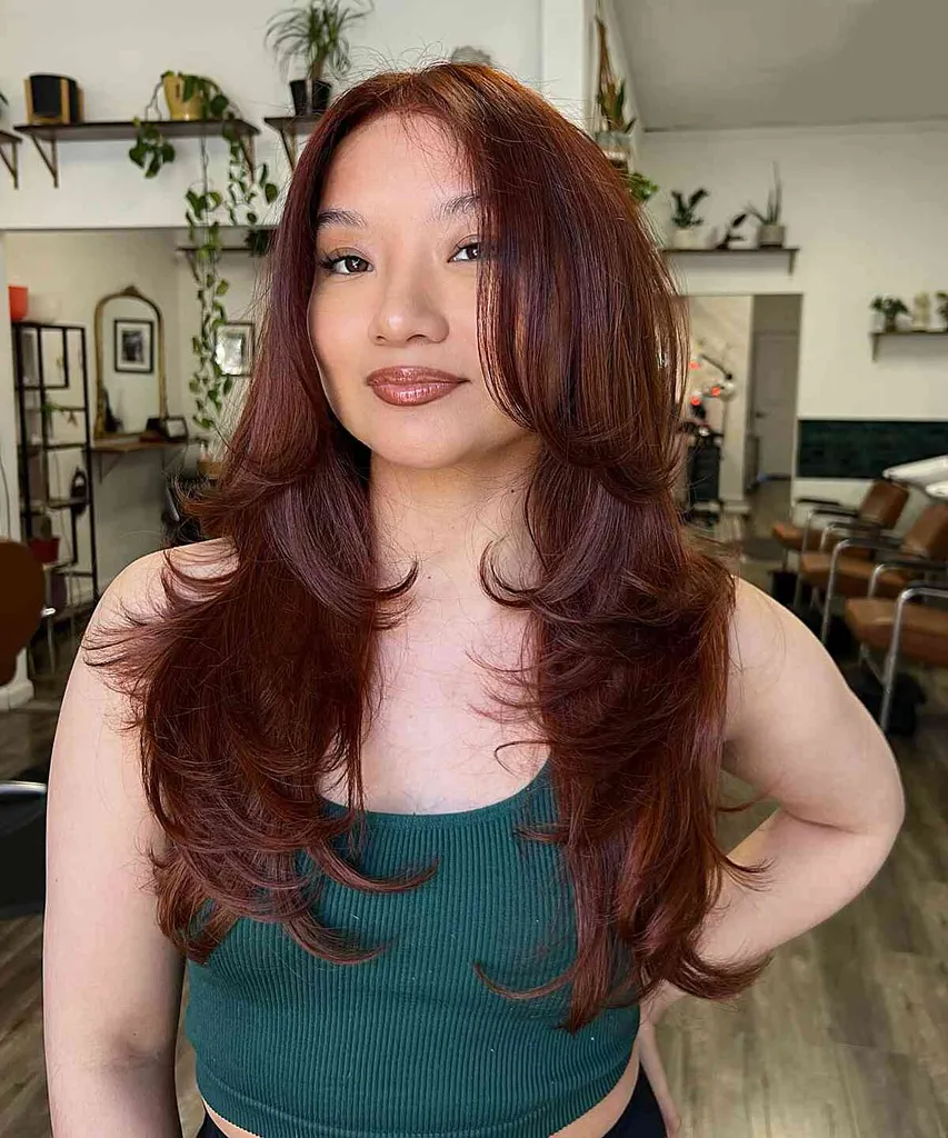 Corte de pelo largo en capas con reventón para caras redondas' title=