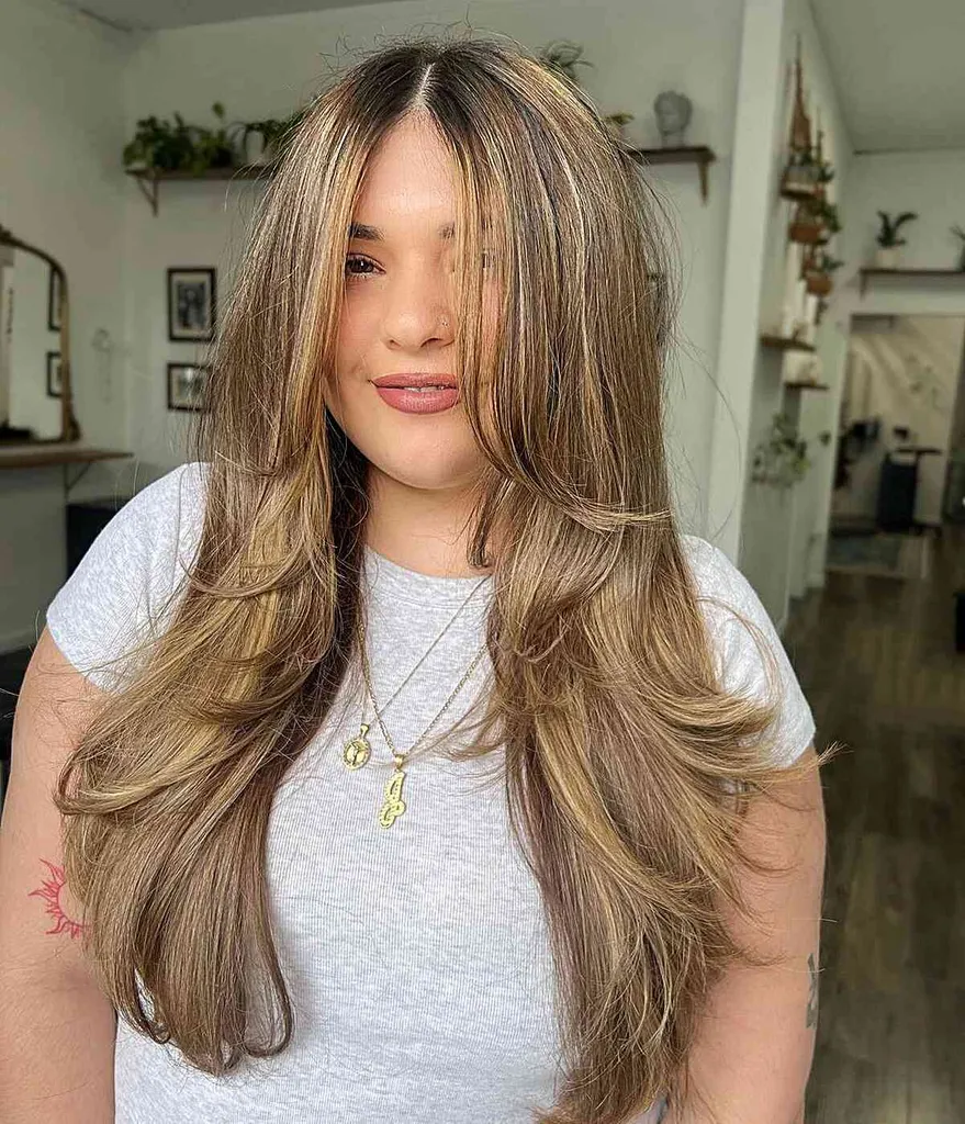 Capas de plumas suaves para cabello largo y rostros más llenos' title=