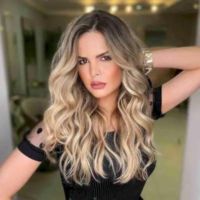 Stunning Long Wavy Hair with a Shadow Root