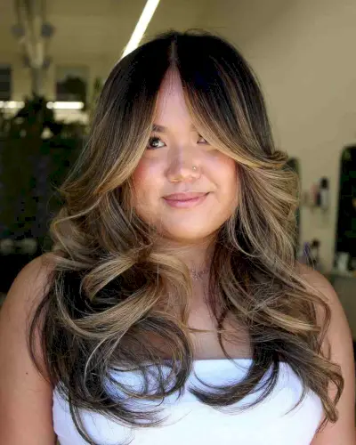 Amazing Long Blowout with Blonde Highlights for Round Faces