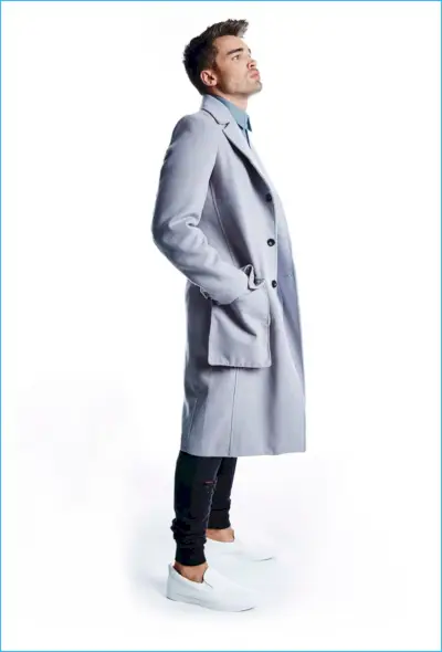 Josh Cuthbert obleče prevelik plašč z enim zapenjanjem znamke BoohooMAN