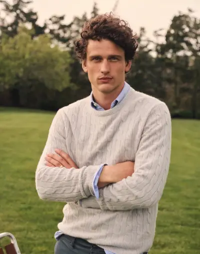 J.Crew Otoño 2023: Simon Nessman modela clásicos preppy