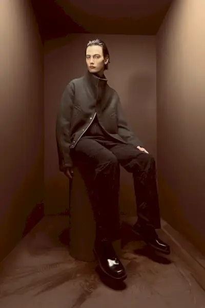 Freek Iven dėvi pilką striukę su parašiutinėmis kelnėmis ir odiniais bateliais iš „Zara Edition“ 2023 m. pavasario-vasaros kolekcijos.