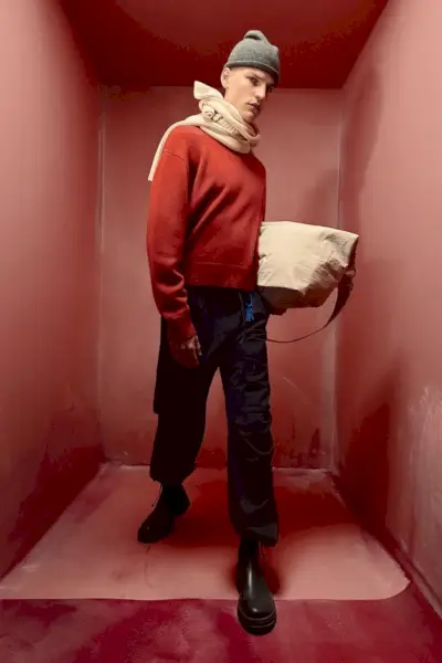 Timo Pan išsiskiria raudonu vilnoniu megztiniu su parašiutinėmis kelnėmis iš Zara Edition 2023 pavasario-vasaros kolekcijos.