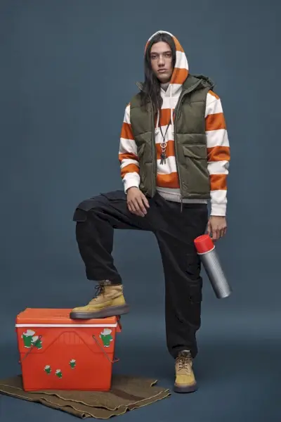 Trystin Valentino は、Zara Babar コレクションのアンカー刺繍のストライプ スウェットシャツを着用しています。