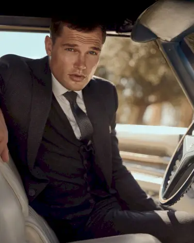 쓰리피스 수트를 입은 스테판 폴만(Stefan Pollmann)은 하커티(Hockerty)를 입는다.