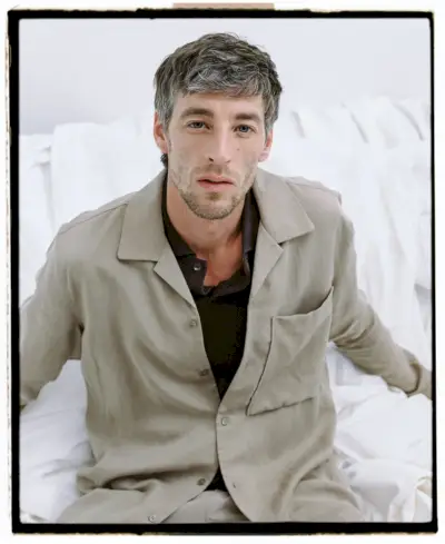 Priekšā un centrā Džoels Fremptons ģērbjas virskreklā un polo krekliņā no Adolfo Dominguez.