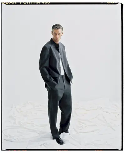 Joel adopte une couture décontractée dans la collection printemps d'Adolfo Dominguez