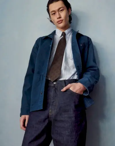 Mathieu Simoneau setzt auf einen von moderner Arbeitskleidung inspirierten Look und trägt eine Arbeitsjacke von Wallace & Barnes mit J.Crew