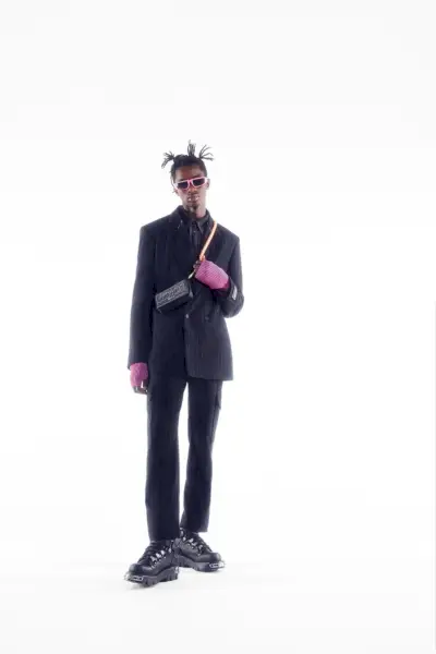 Versace Jeans Couture 가을 2023: 대담한 향수의 시작