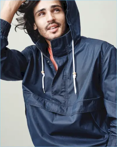 Goodfellow & Co. merge sportiv cu un pulover bleumarin pentru primăvară.