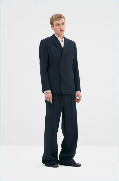 Uvoľnené proporcie dopĺňajú nadrozmernú estetiku COS