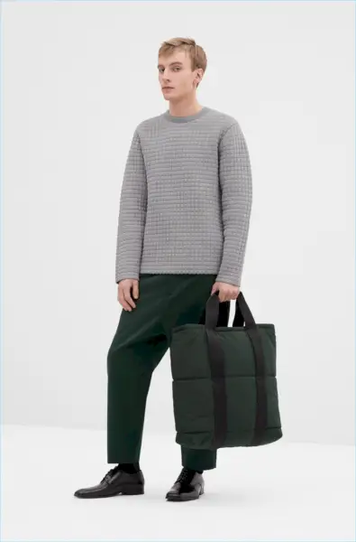 Pulóvre a tašky COS šampiónov s prešívanými detailmi na jeseň-zimu 2017.