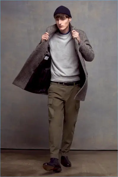 Alexander Beck lager et etui for cargo-bukser, og har også på seg en sildebein toppfrakk, bouclé turtleneck-genser, en strikket lue og Tricker