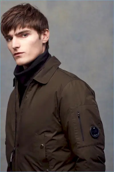 Den engelske modellen Alexander Beck har på seg en bomberjakke-hybrid fra C.P. Selskap. Alexander har også en sweatshirt med trakthals fra Club Monaco.
