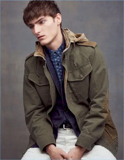 Alexander Beck omfavner militær stil i en militærjakke, indigo blazer, chinos og en trykt skjorte fra Club Monaco.