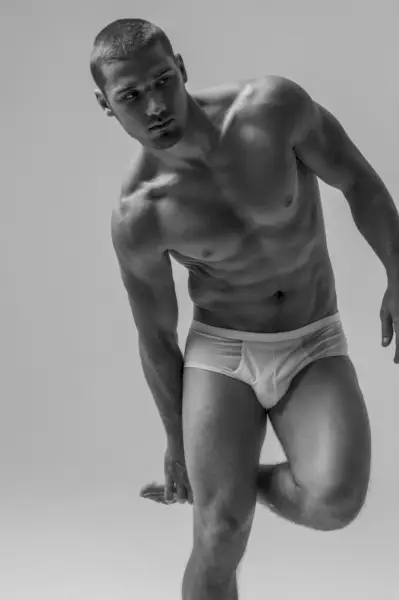 Kerry Degman modelleert ondergoed van Ron Dorff.