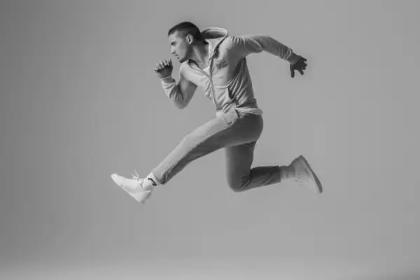 Kerry Degman is een actieve visie op grijze sportkleding van Ron Dorff.