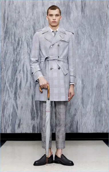 Louis Mayhew enfile un trench-coat et un pantalon court de Thom Browne