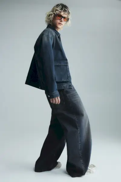 H&M は、ルーズフィットのデニム ワーカー ジャケットとワイド ジーンズでスケーター スタイルを伝えます。