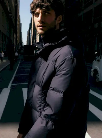 הדוגמן הבריטי מתיו בל מנדנד ז'קט של מאסימו דוטי עם מילוי פוך ונוצות.