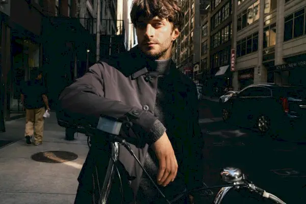 マッシモ・ドゥッティ、新しいアウターウェアでニューヨークをナビゲート