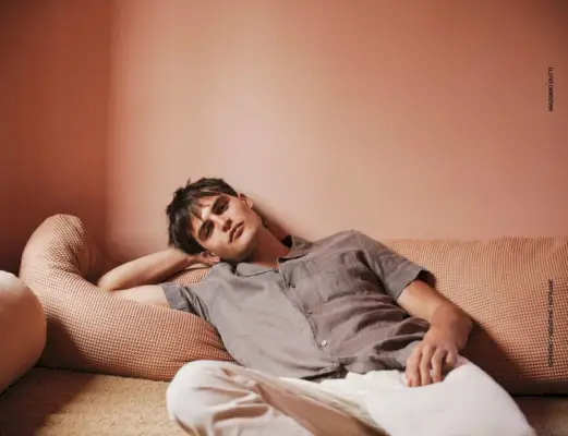 リラックスした雰囲気のパーカー ヴァン ノールドは、マッシモ ドゥッティの半袖リネン シャツをモデルにしています。