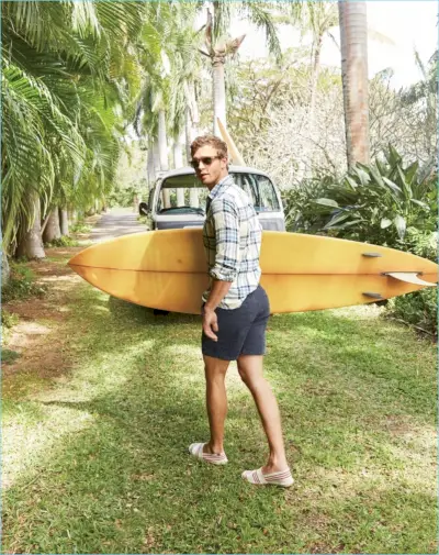 休暇スタイルに取り組むベンジャミン・エイデムは、J.クルーのチェック柄シャツ69.50ドル、ドックショーツ65ドル、サングラス118ドル、ソルドスのエスパドリーユ52ドルを着用しています。