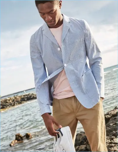 賢明なビジョンを持つハミッド・オニフェードは、J.Crew シアサッカー ブレザー 168 ドル、着古した T シャツ 24.50 ドル、プリーツ チノパン 79.99 ドル、アディダス スタンスミス スニーカー 75 ドルを着用しています。