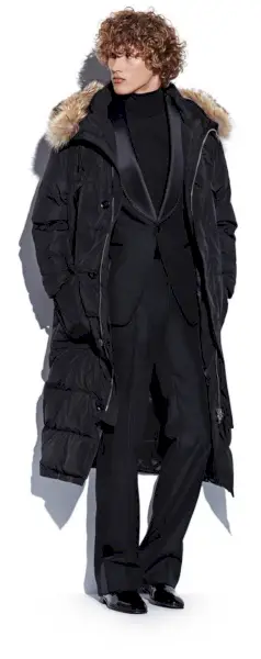 ブラム・ヴァルブラハトは、コヨーテファートリムフードが付いた防水シルクパーカー、カシミアのタートルネックセーター、トムフォードのショールカラータキシードでダークな夜のルックを楽しんでいます