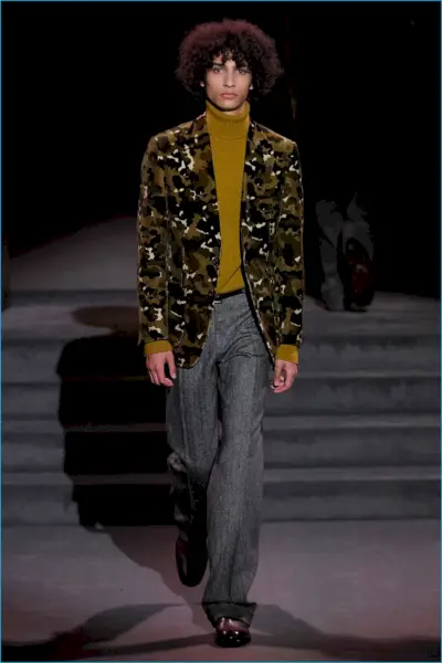 ジャクソン・ヘイルがトム・フォードを着て歩く