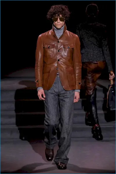 マイルズ・マクミランがトム・フォードで歩く