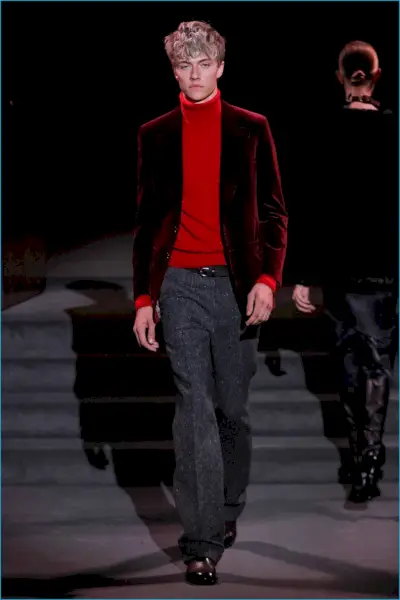 ラッキー・ブルー・スミスがトム・フォードで歩く