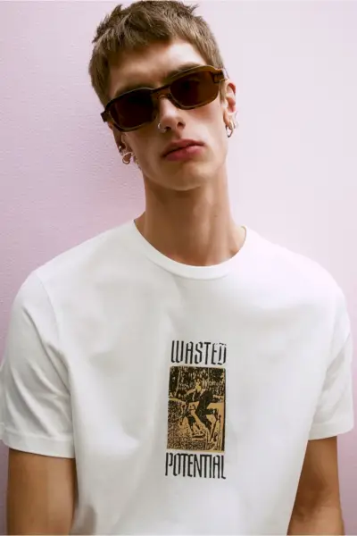 Óculos de sol ovais marrons da H&M complementam um gráfico