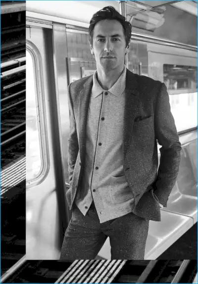 クラブ モナコは、ジョシュ ウォルドに、先端のフルボタン カーディガンとグラント ヘリンボーンのブレザーとパンツをフィーチャーした秋のお出かけに協力してもらっています。